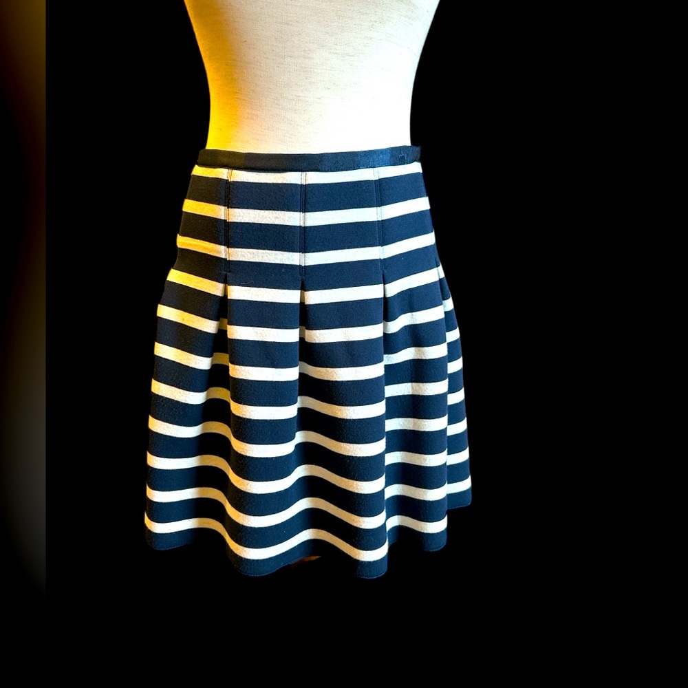 Gap scuba stretch pleated skirt , size M